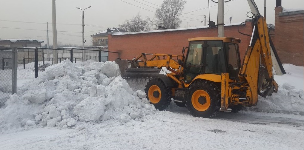 Экскаватор погрузчик для уборки снега и погрузки в самосвалы для вывоза в Старом Крыме