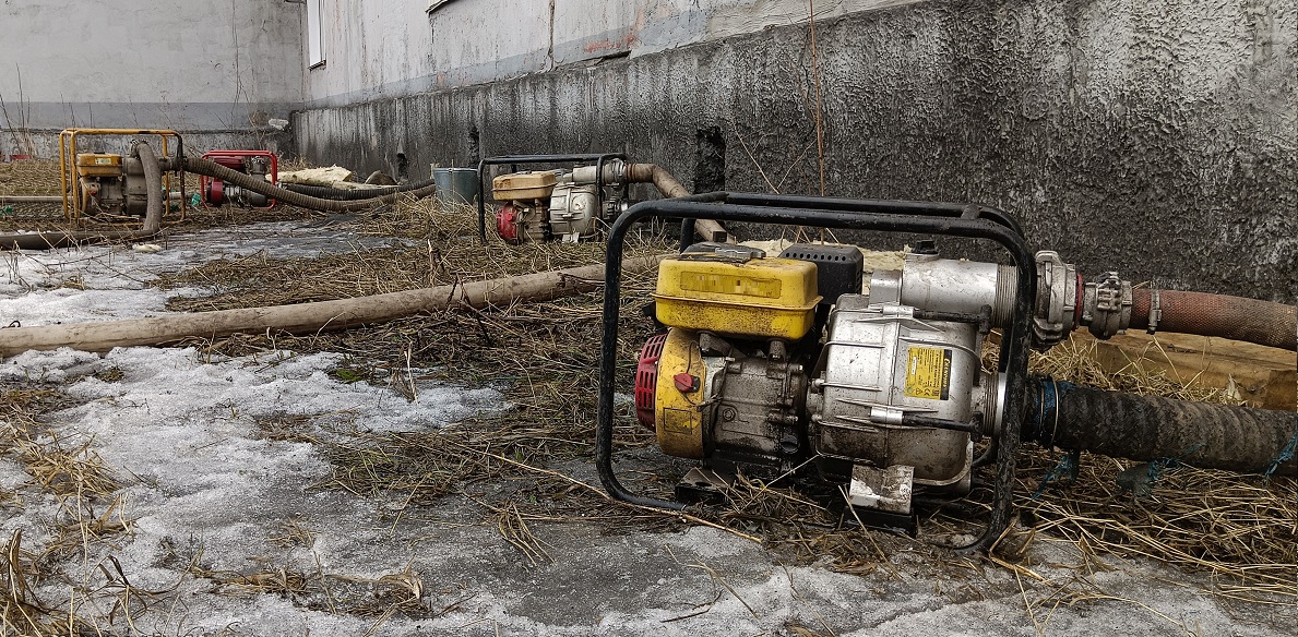 Откачка мотопомпами талой воды из подвала дома в Крыме